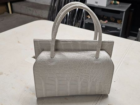 Handtasche Leder weiss Kroko-Prägung mit Etikett