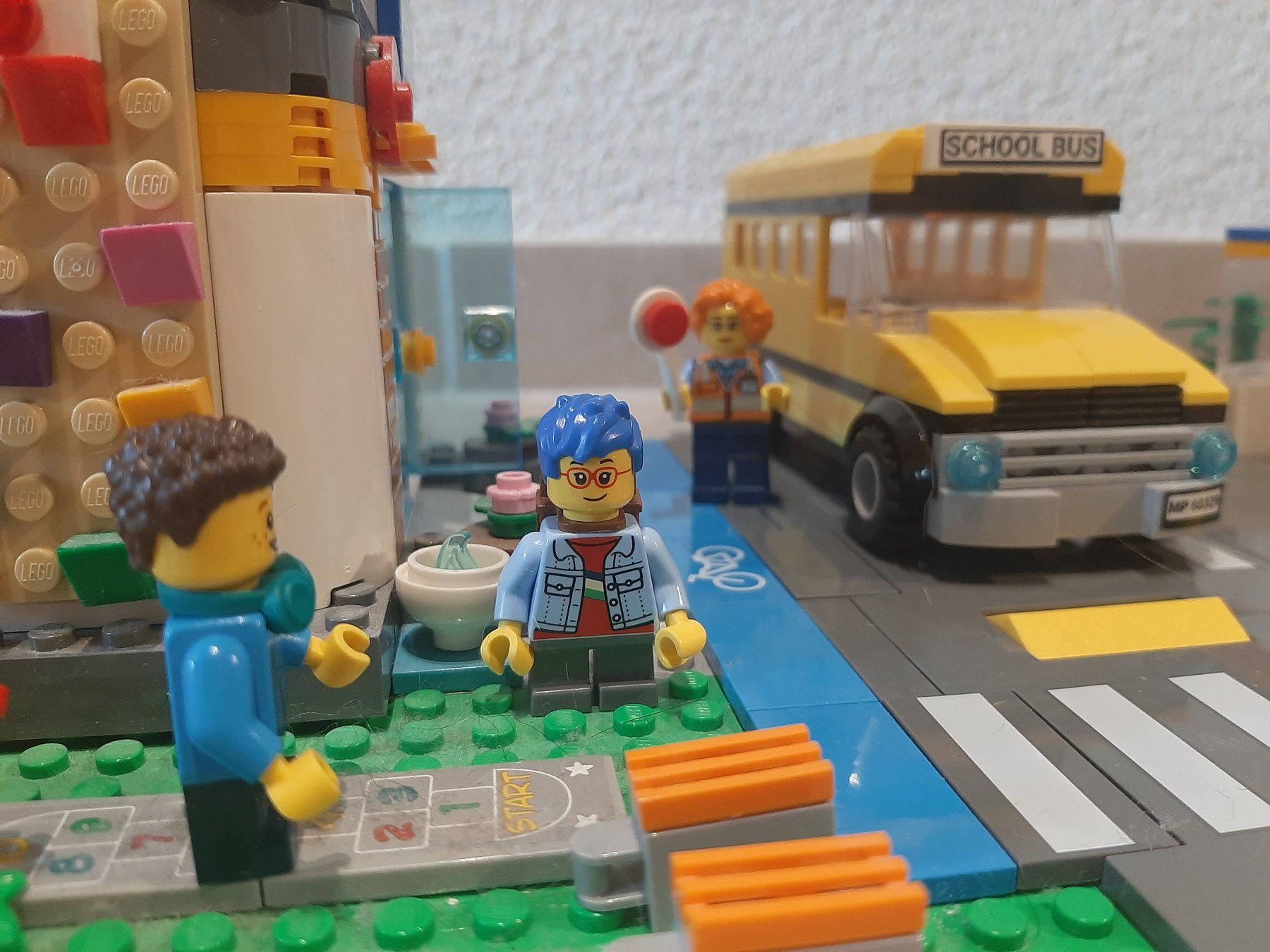 Lego Spielzeuge: Lego City 60329 Schule mit Schulbus – Gebraucht aus Laufen von Julie231004 3