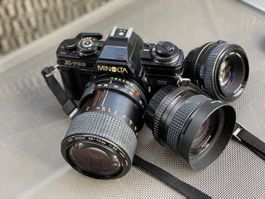Minolta X-700 Spiegelreflex-Kamera mit Wechselobjektiven