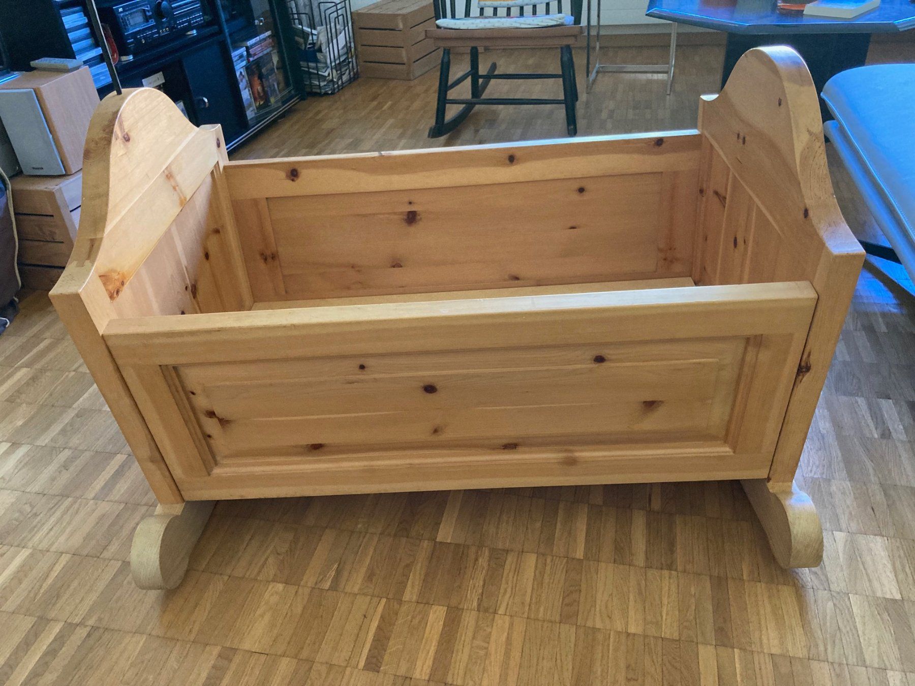 Wiegen & Stubenwagen: Baby Holzwiege – Gebraucht aus Winterthur von Quilterin
