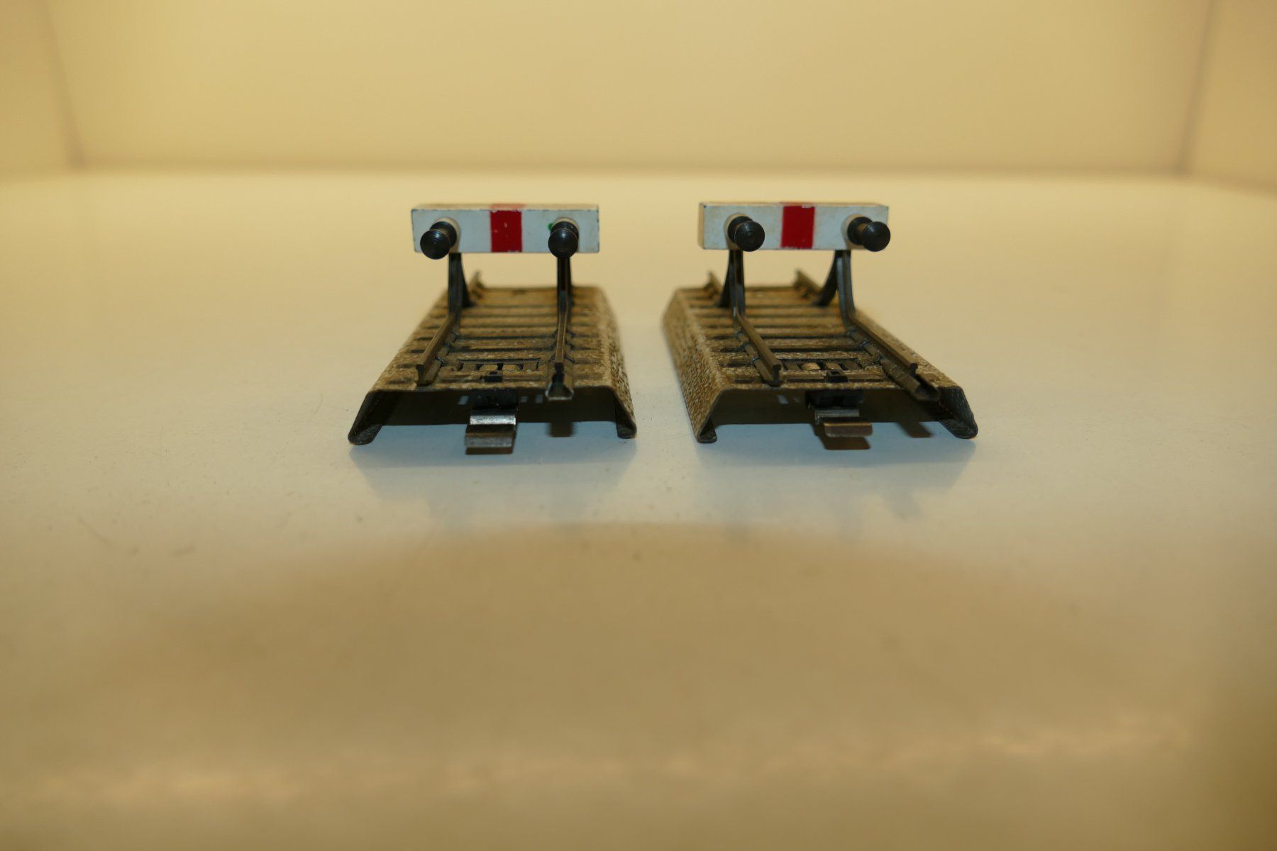 Märklin Modellini di ferrovie: Märklin H0: 2xM-Prellbock Einheit 2 – Usato da Niederhasli venduto da rail-duerst 1