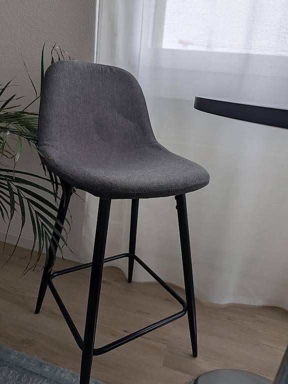Set di tavolo e panche: Modern High Table with 2 Bar Chairs  Excellent Condition – Usato da Pfäffikon SZ venduto da mag_q79n 3