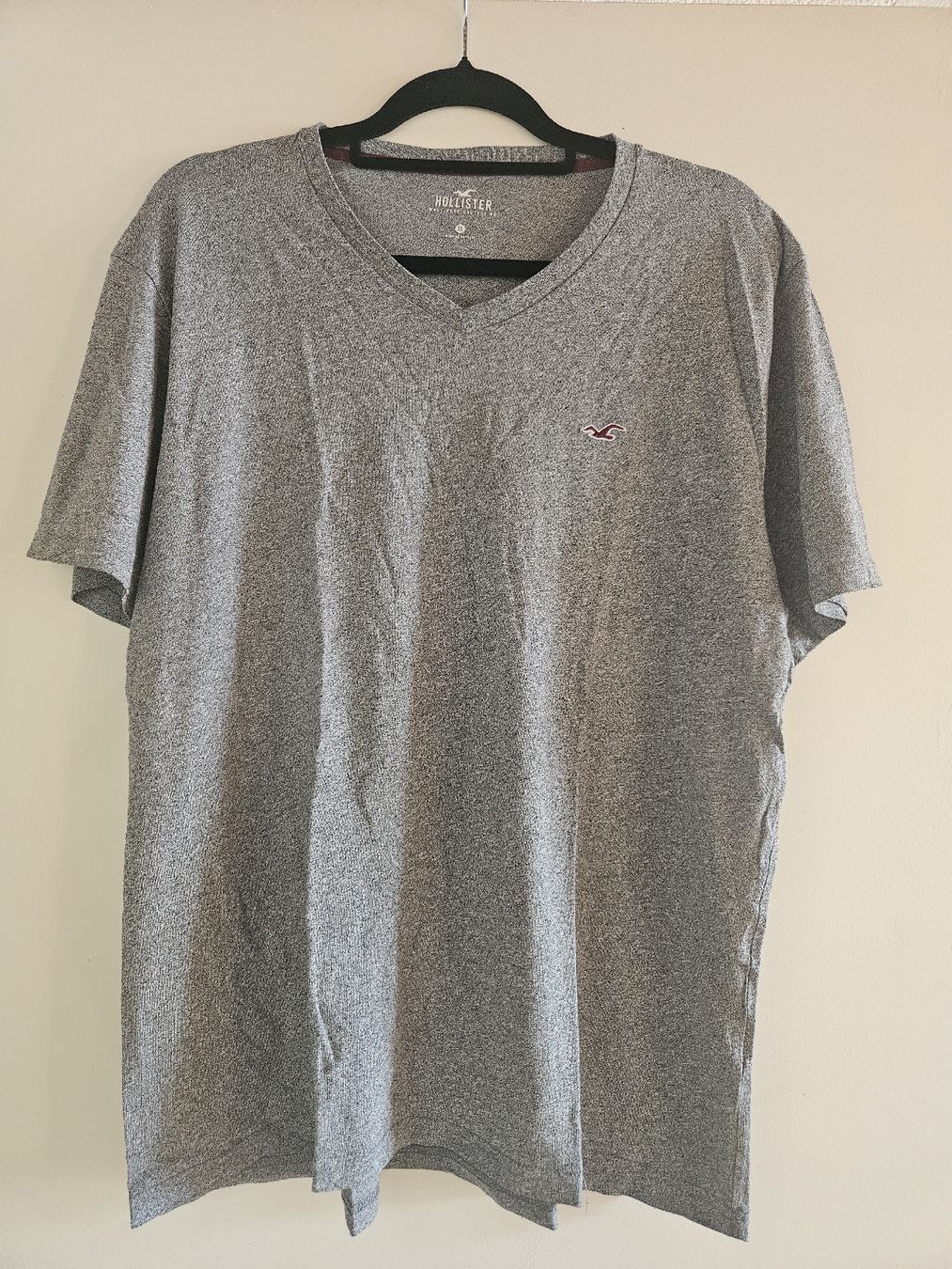 Hollister T-shirt: T-shirt Hollister gris chiné – Usato da Fontenais venduto da zizatie