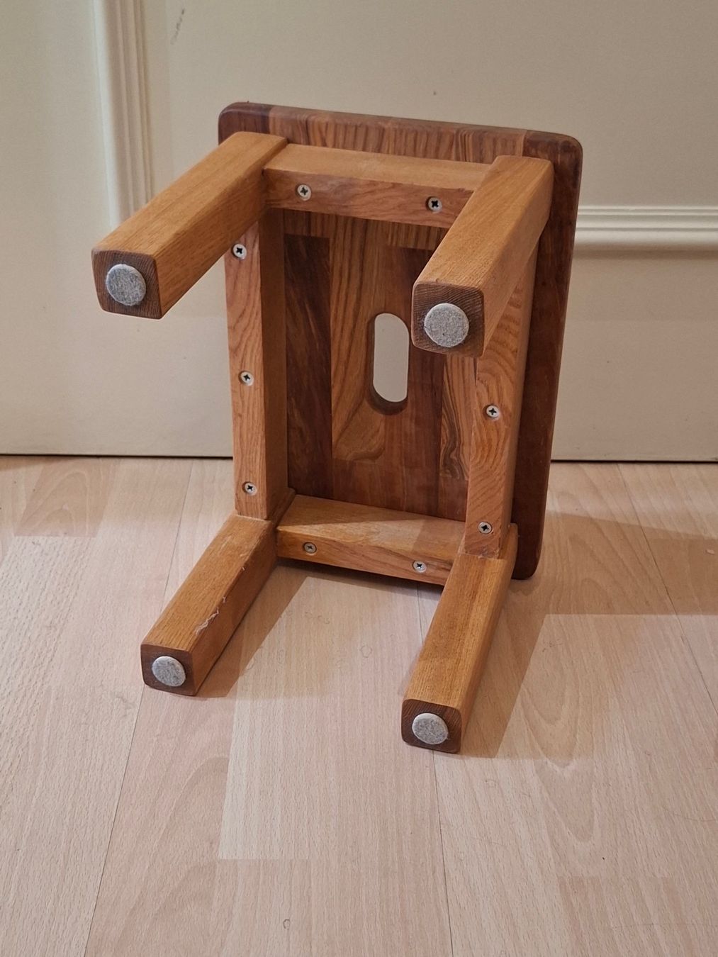 Sgabelli: Vintage Schweizer Tritt Hocker aus massiver Eiche – Usato da Zürich venduto da bruzolda 3