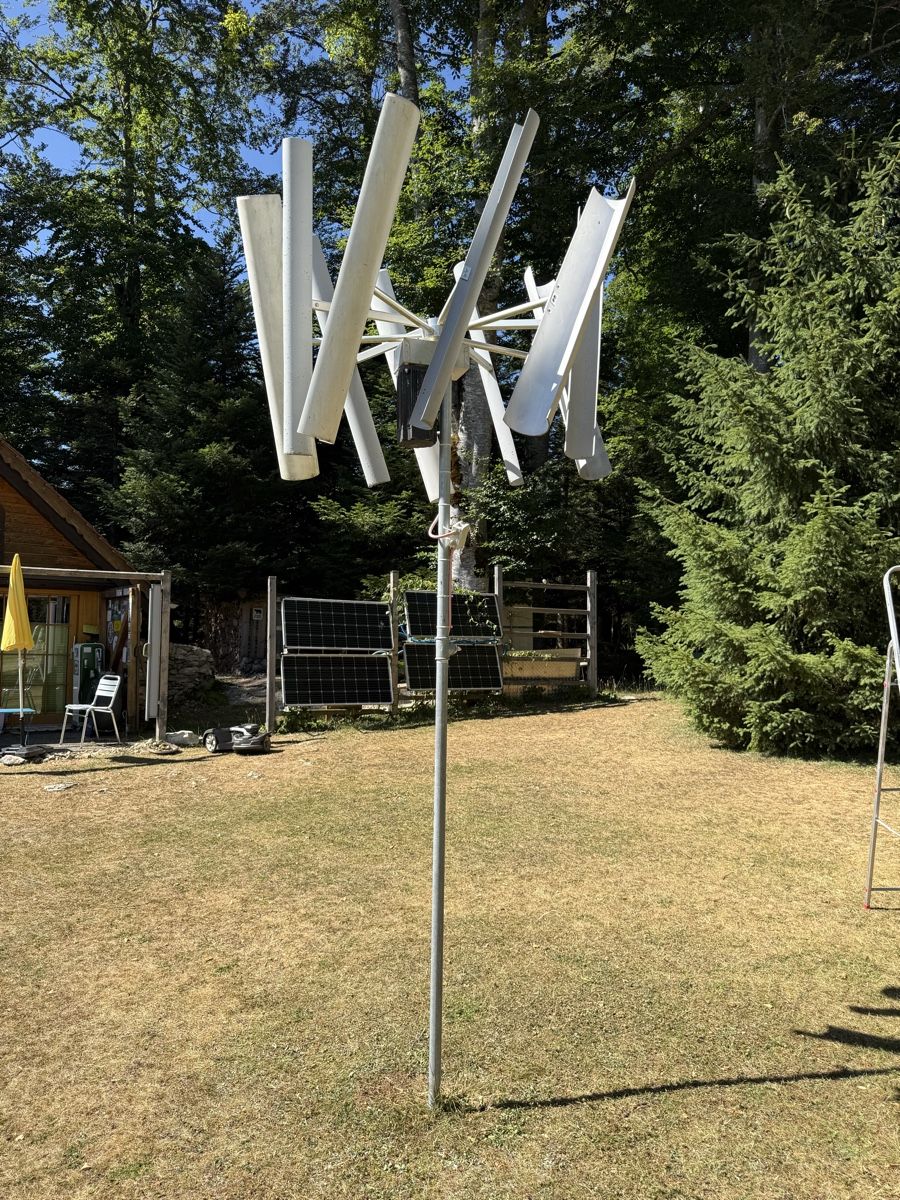 Dispositivi a energia solare: Autarke Hybrid-Solaranlage mit Windgenerator – Usato da Plagne venduto da dan711