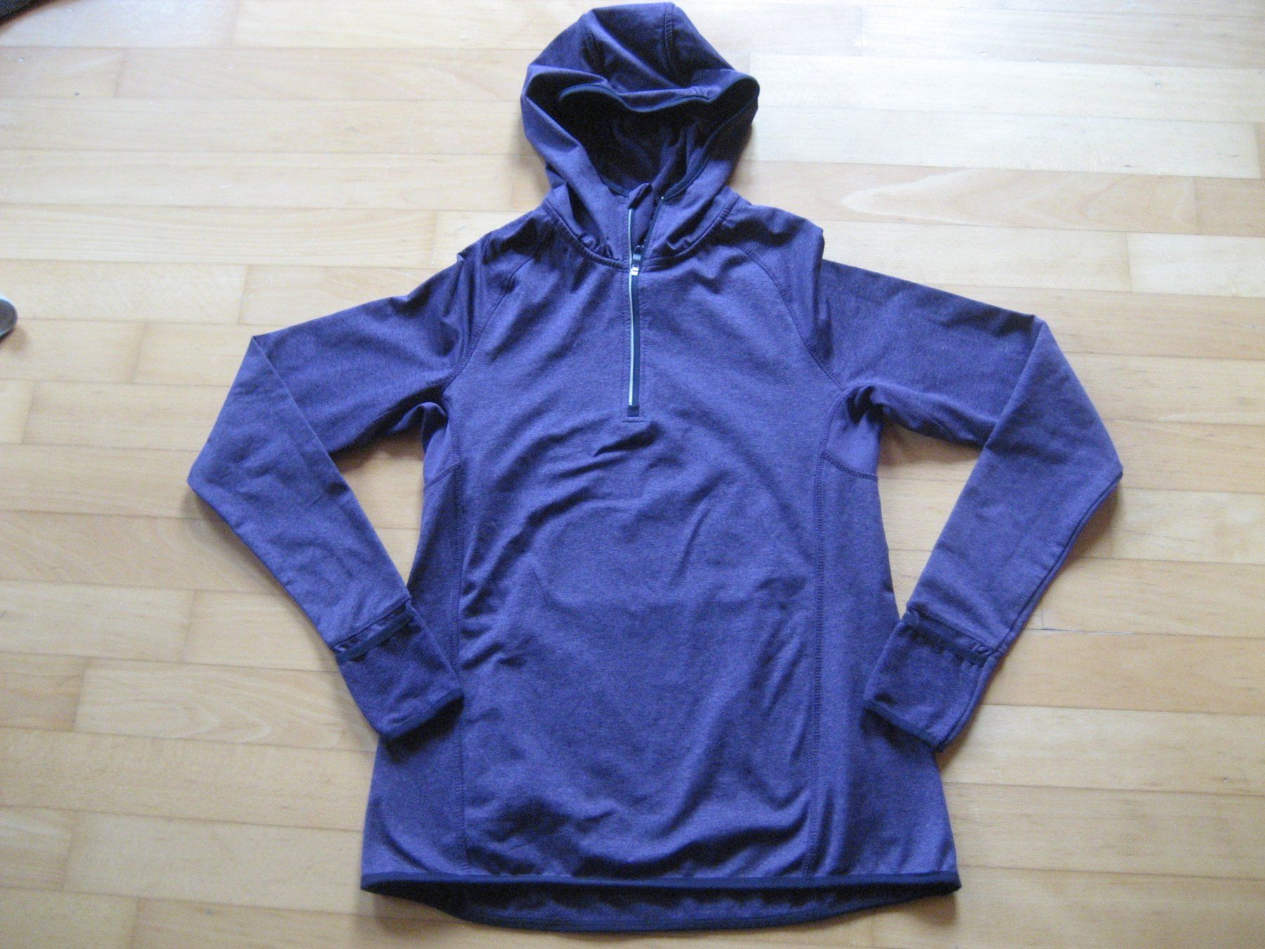 T-shirt: Trainingsshirt mit Kapuze – Usato da Unterengstringen venduto da Olifant4