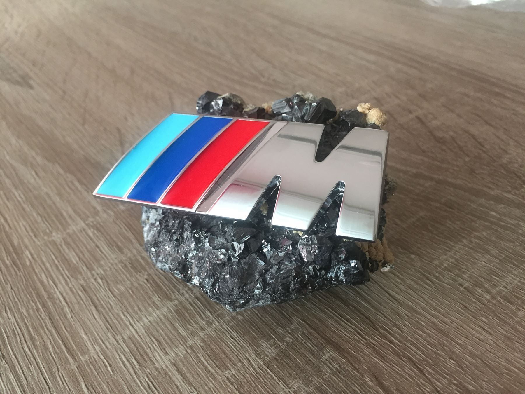 BMW Alle Autoersatzteile: BMW M Grill Emblem-Logo Neu – Neu und originalverpackt aus Bronschhofen von  1