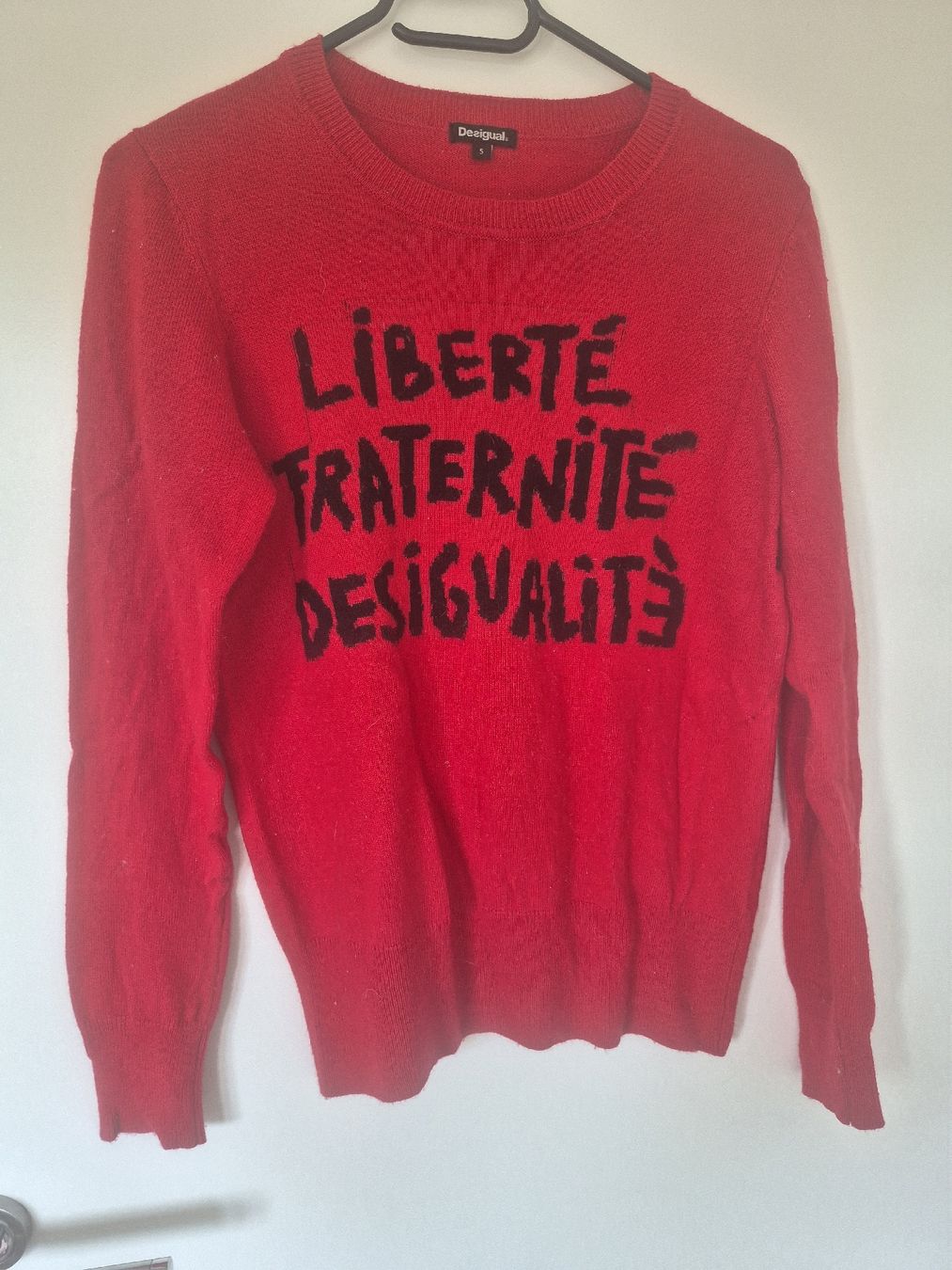 Pulls & Sweat-shirts: Pull Desigual rouge – Neuf (Voir description) à Corgémont par kri_7bvw