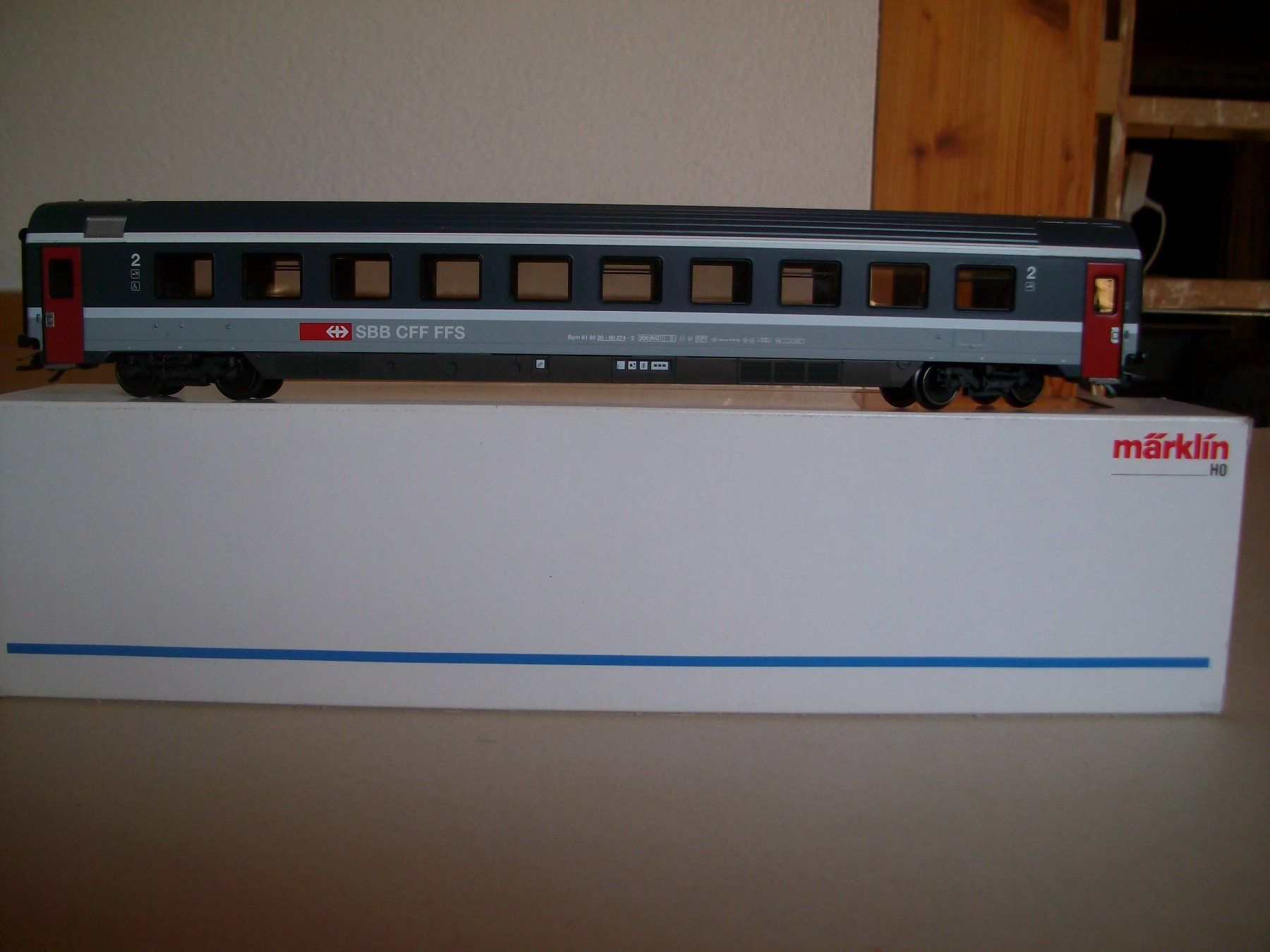 Märklin Modelleisenbahnen: SBB Bpm 61 2. Klasse – Neu und originalverpackt aus Basel von Strohwitwer