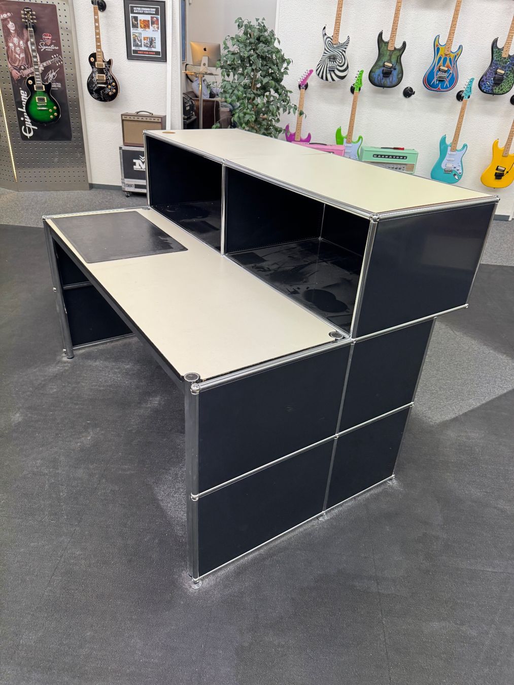 USM Allestimento di negozi e stand fieristici: USM Haller Theke inkl. Tisch – Usato da Arlesheim venduto da Do-Ze