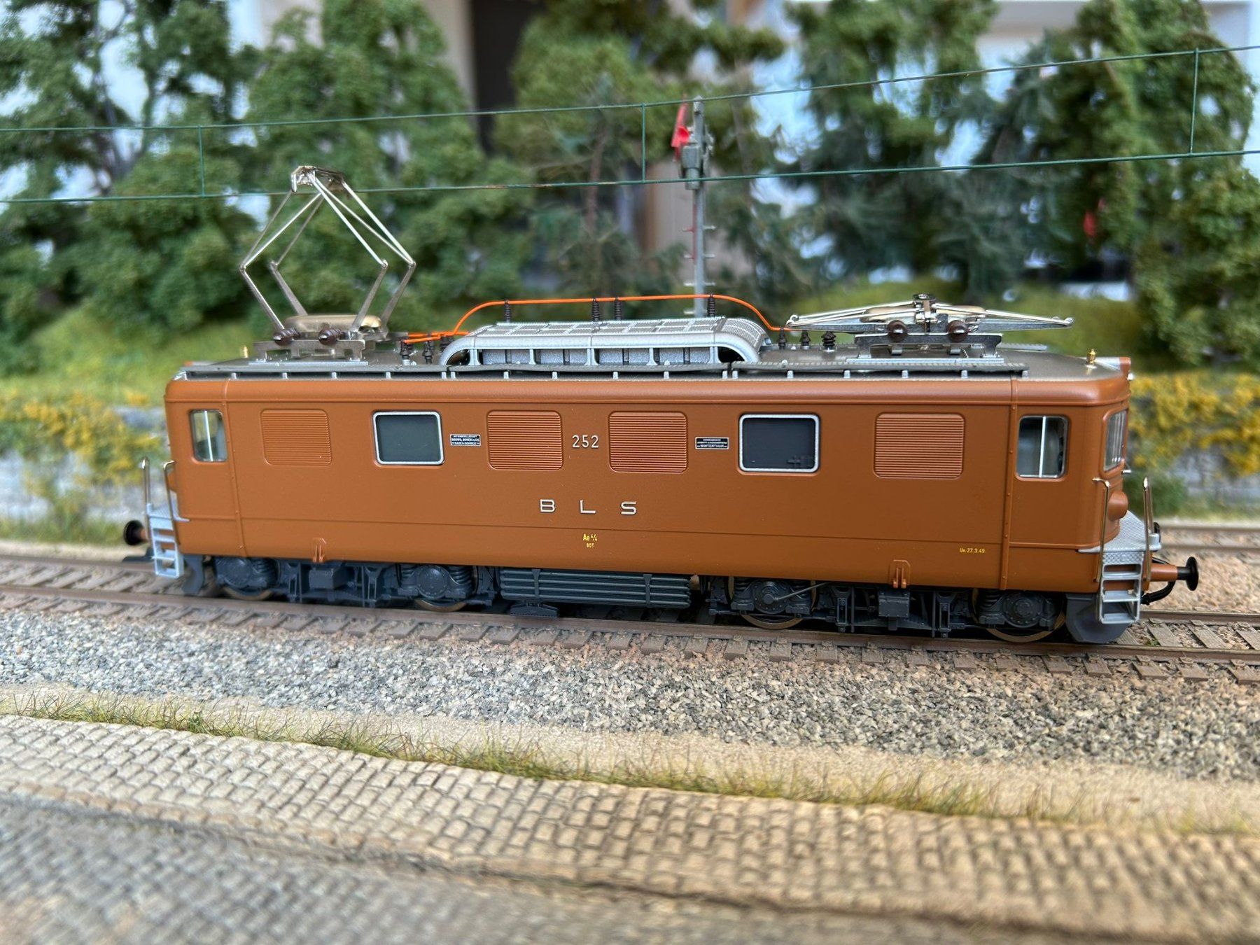 Roco Trains électriques: Roco 63883, BLS Ae 4/4 252 braun – Neuf avec emballage d'origine à Yverdon-les-Bains par far_cs8v 1