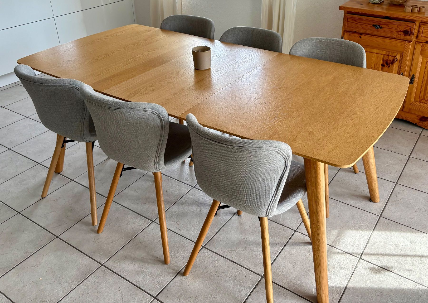 Maisons du monde Tischset: Esszimmer-Set: Eichen-Tisch klarlackiert mit 6 Stoffstühlen – Gebraucht aus Boswil von Rascht 1