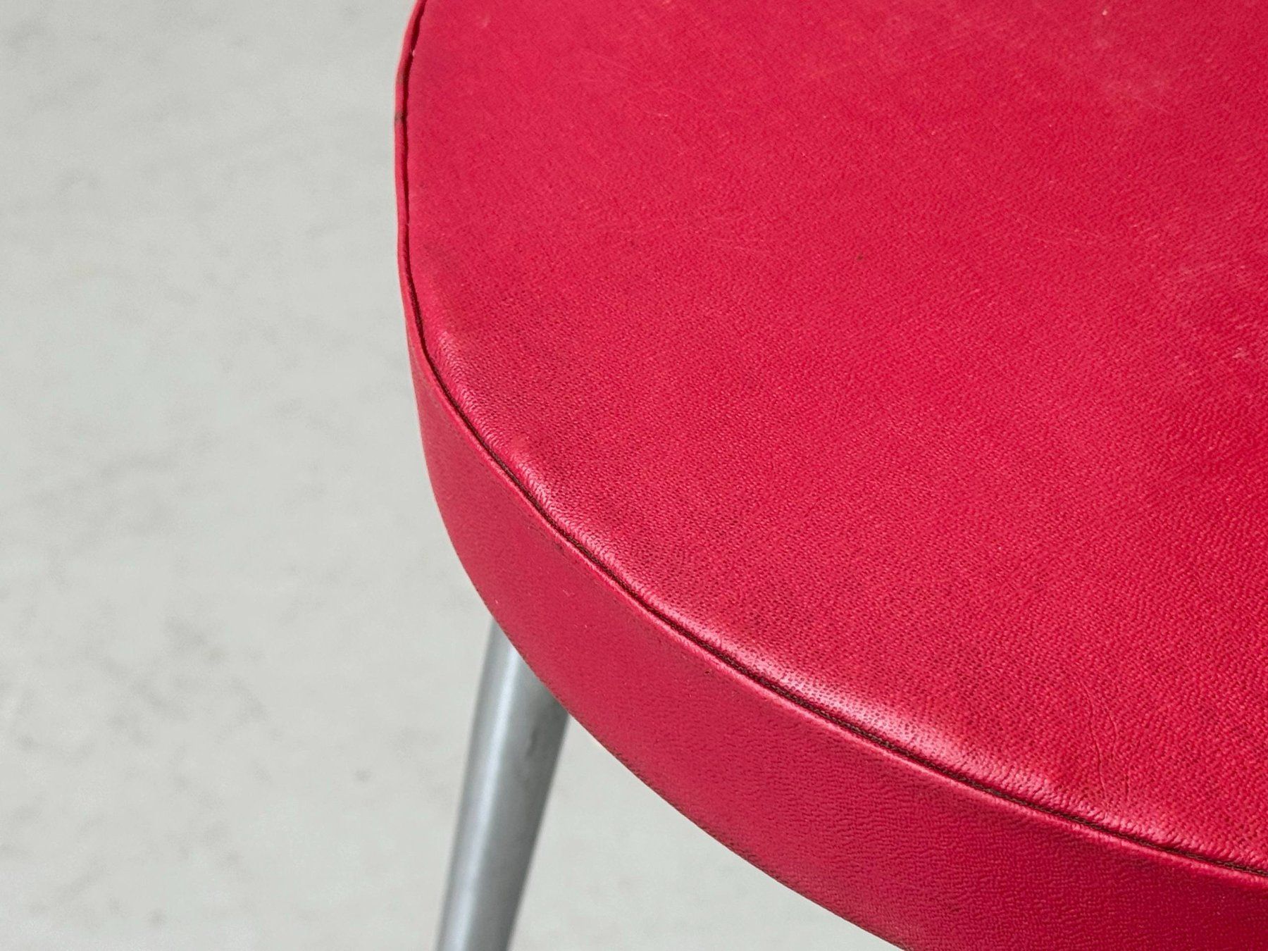 Hocker: Vintage Hocker mit rotem Polster und Chromgestell, 60er – Gebraucht aus Zürich von LeMoege 5