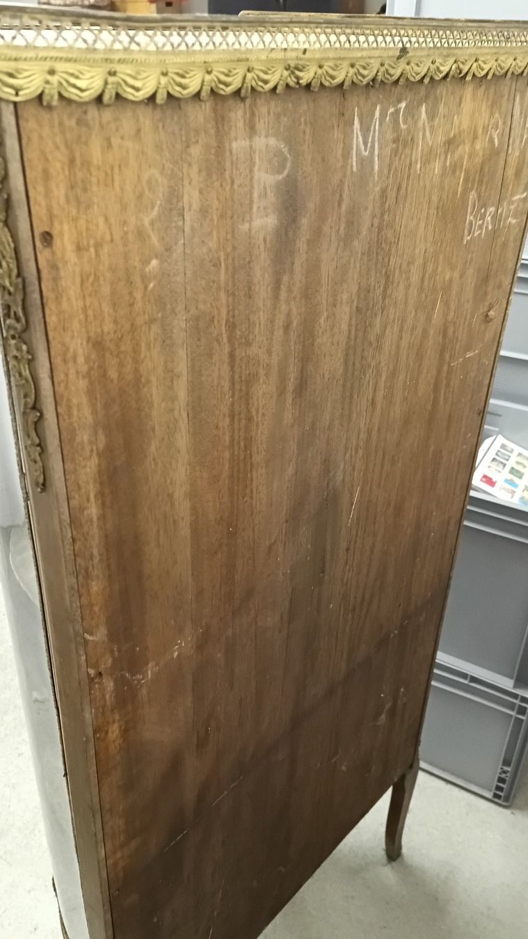 Vetrine: Vitrine galbée Napoléon III – Usato da Poliez-Pittet venduto da DakotaAntiques 3