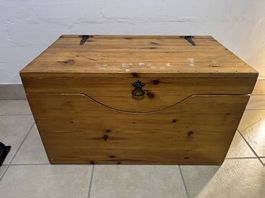 Schöne grosse Massivholz-Kiste / Holzbox