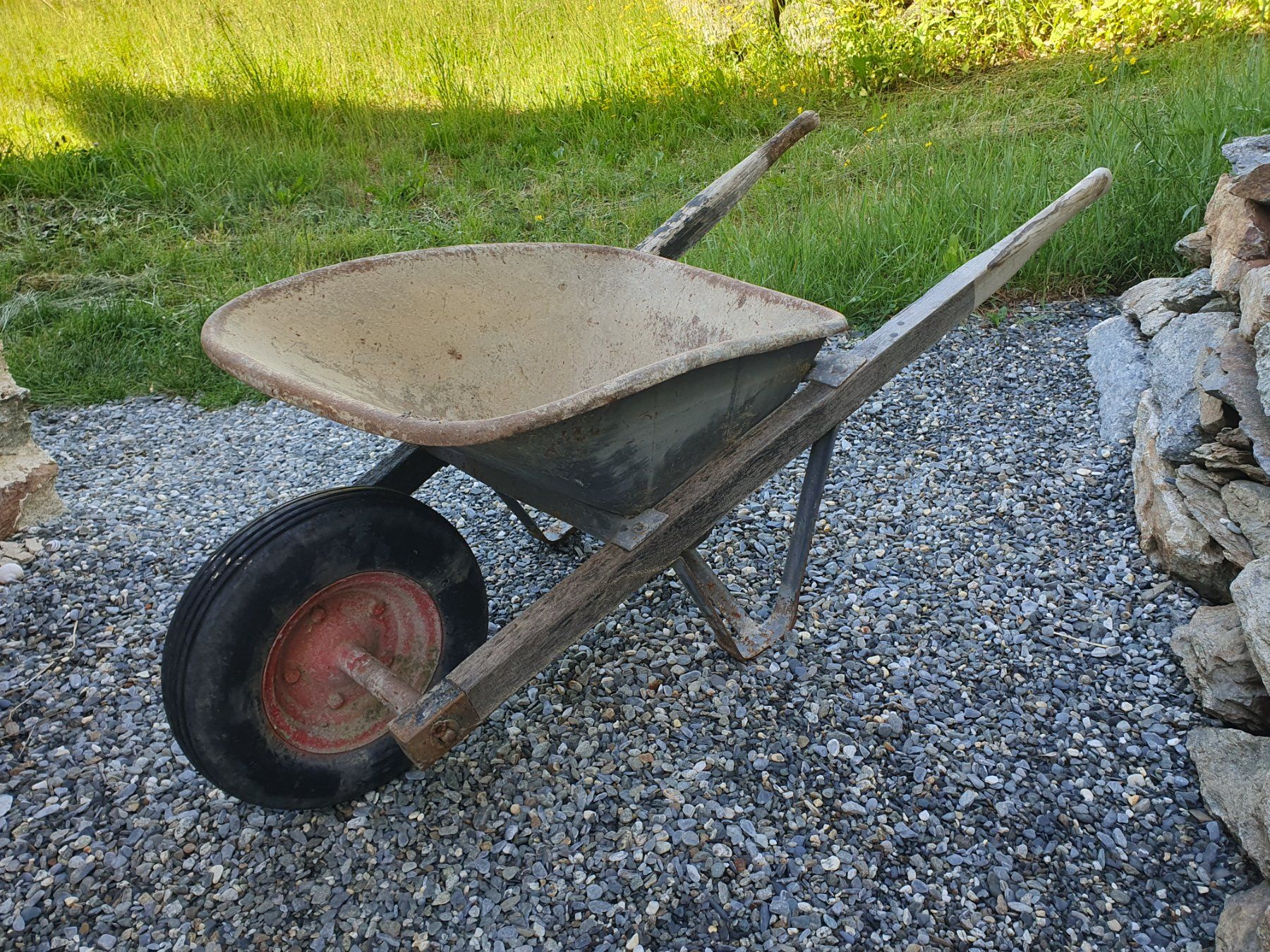 Schubkarren: Brouette vintage – Defekt aus Finhaut von sof_j2wn