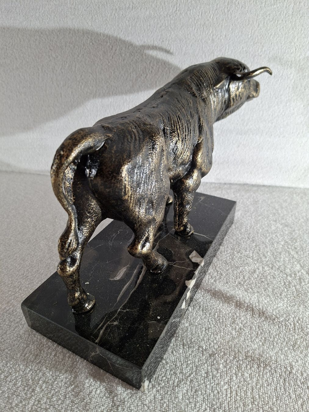 Sculture & Statue: Metall Stier auf Marmorsockel – Usato da Grindelwald venduto da carro5 4
