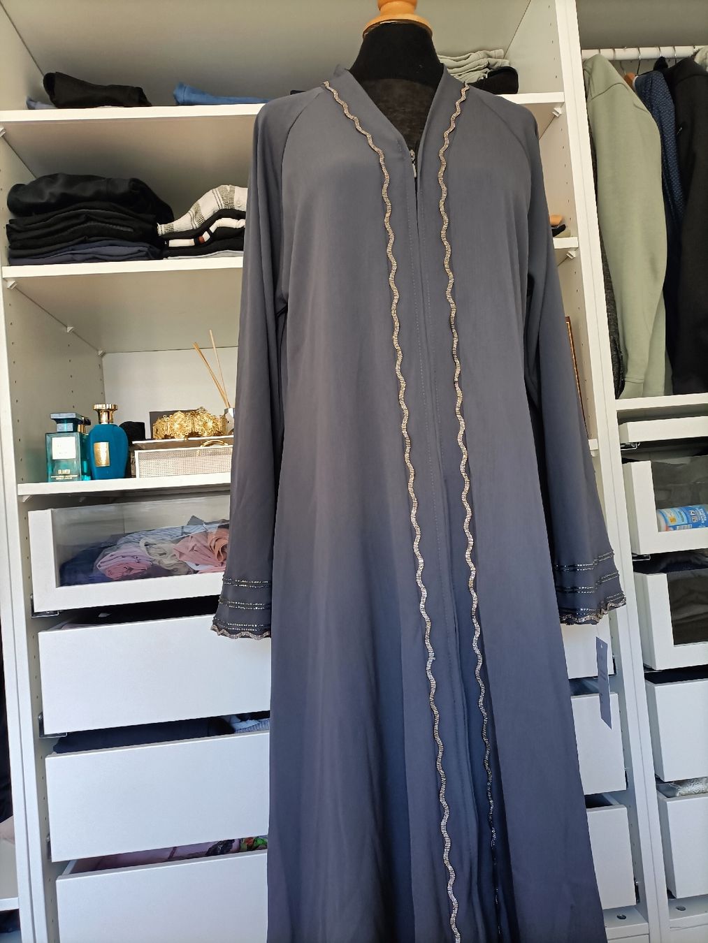 Vestiti: Abaya élégante grise avec broderie – Nuovo e nell'imballaggio originale da La Chaux-de-Fonds venduto da Luxary.25cachmirepro 1
