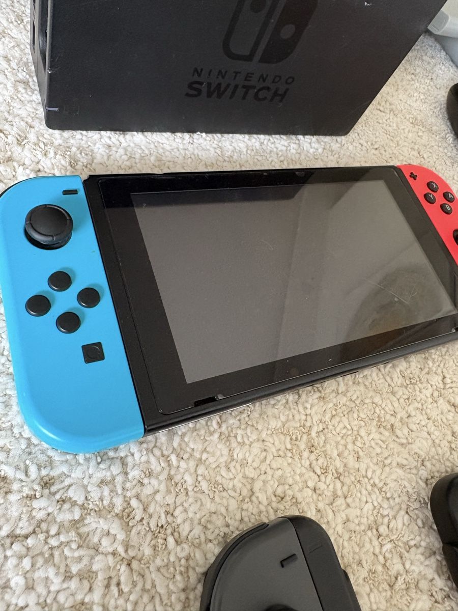 Nintendo Konsolen: Nintendo Switch Konsole mit Zubehör gebraucht – Gebraucht aus Benglen von morningchild 1