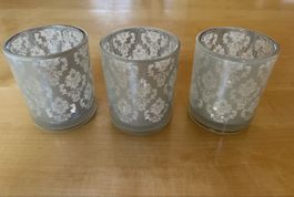 3 Windlichter - Teelichtgläser mit Ornamenten- weiss silber