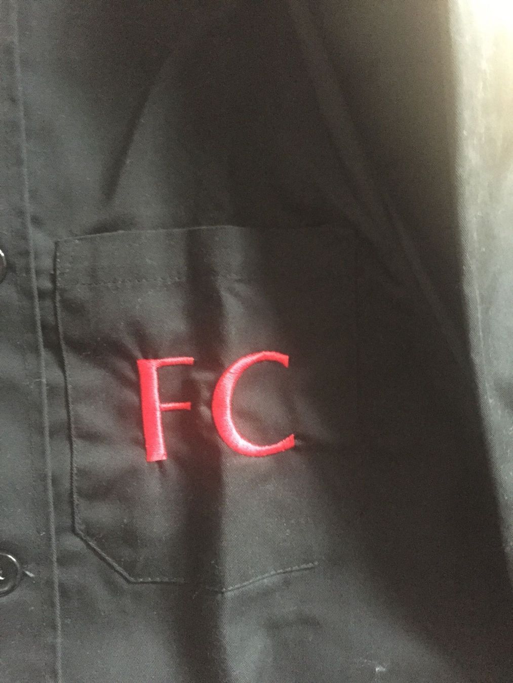 Uniformi: Veste tablier chef noire initiales FC – Nuovo (secondo la descrizione) da Küssnacht am Rigi venduto da FFKA 1