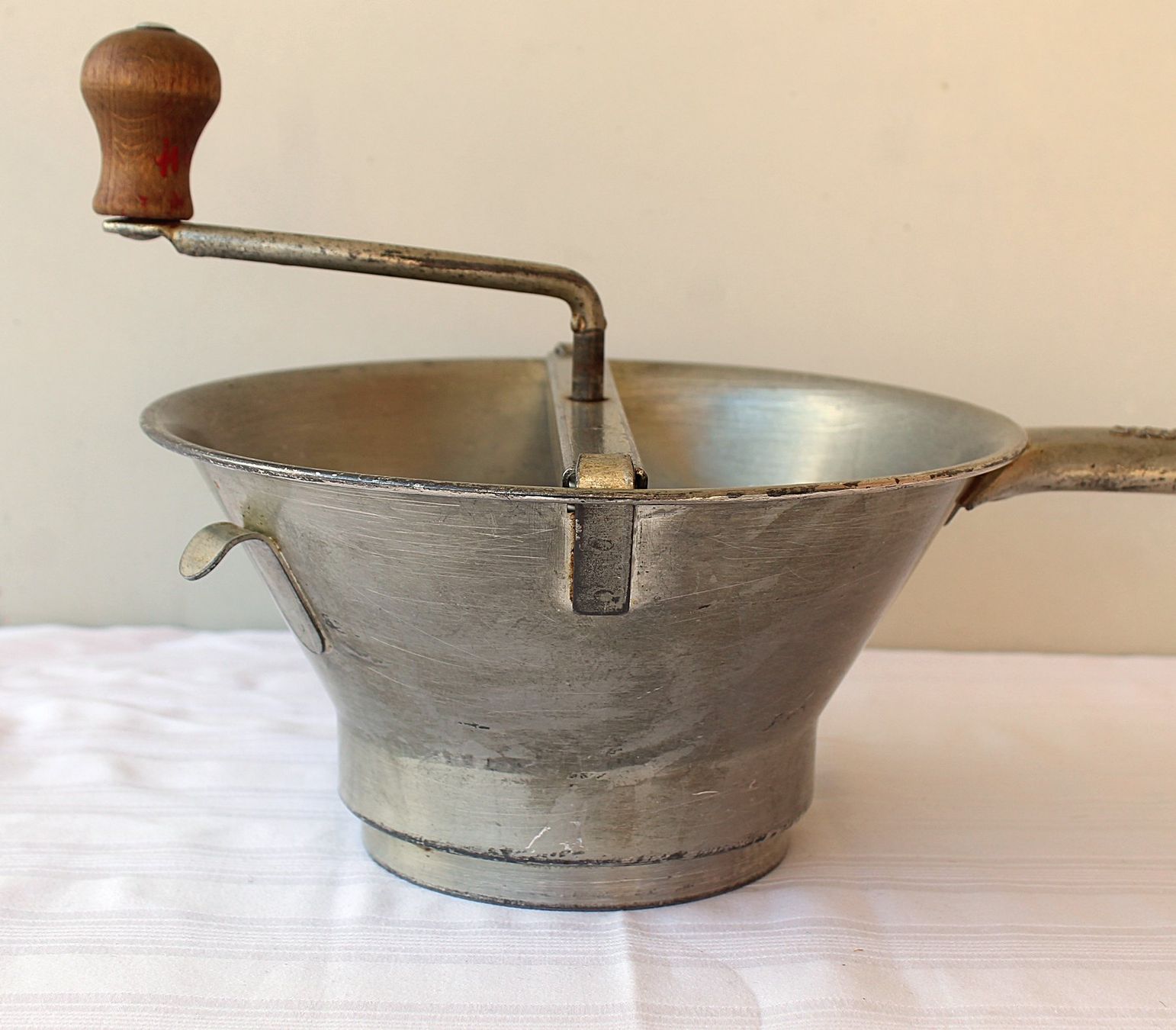 Elettrodomestici da cucina: Alte Passetout 57 Passiergerät Handkurbel mit 2 Scheiben – Usato da Zürich venduto da Auctionata 4