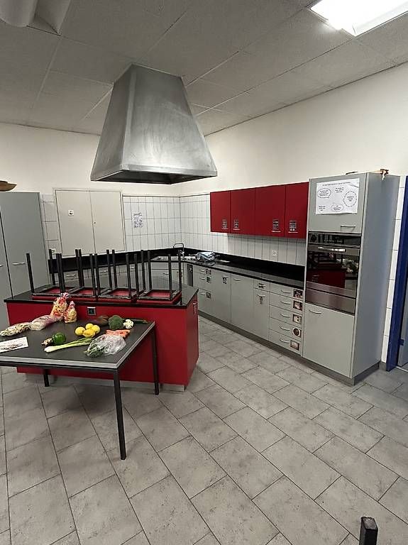 Cuisines complètes: Kochschule 4 Stationen , küche – D'occasion à Stans par Benzen 2