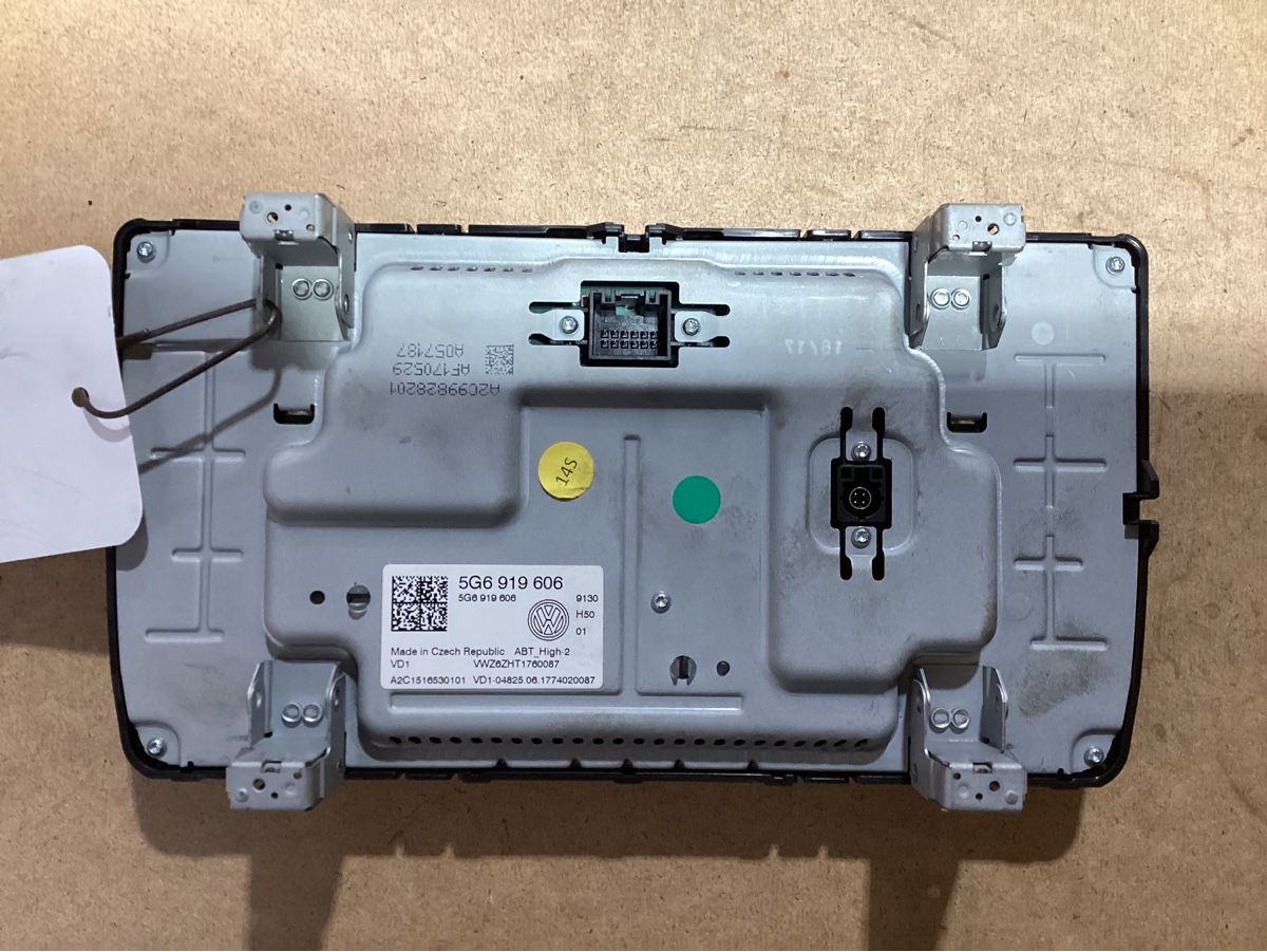 VW Tutti pezzi di ricambio auto: Bildschirm Navigation zu VW Passat 2.0 TSI – Usato da Reichenburg venduto da T864RX 1