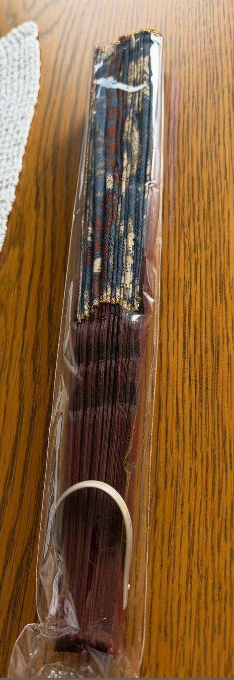 Toutes les décorations: Handfächer / Klappfächer aus Holz mit gemustertem Stoff – Neuf (Voir description) à Zumikon par Fahrgast 2