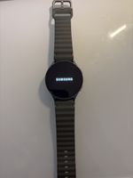 Samsung Galaxy Watch Smartwatch 7 mit zwei Ladekabeln grau