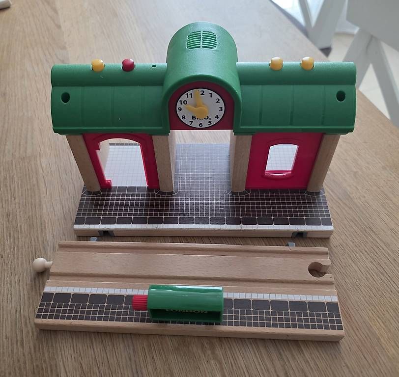 Brio Giocattoli: Brio sprechender Bahnhof – Nuovo (secondo la descrizione) da Holderbank AG venduto da Xena1978