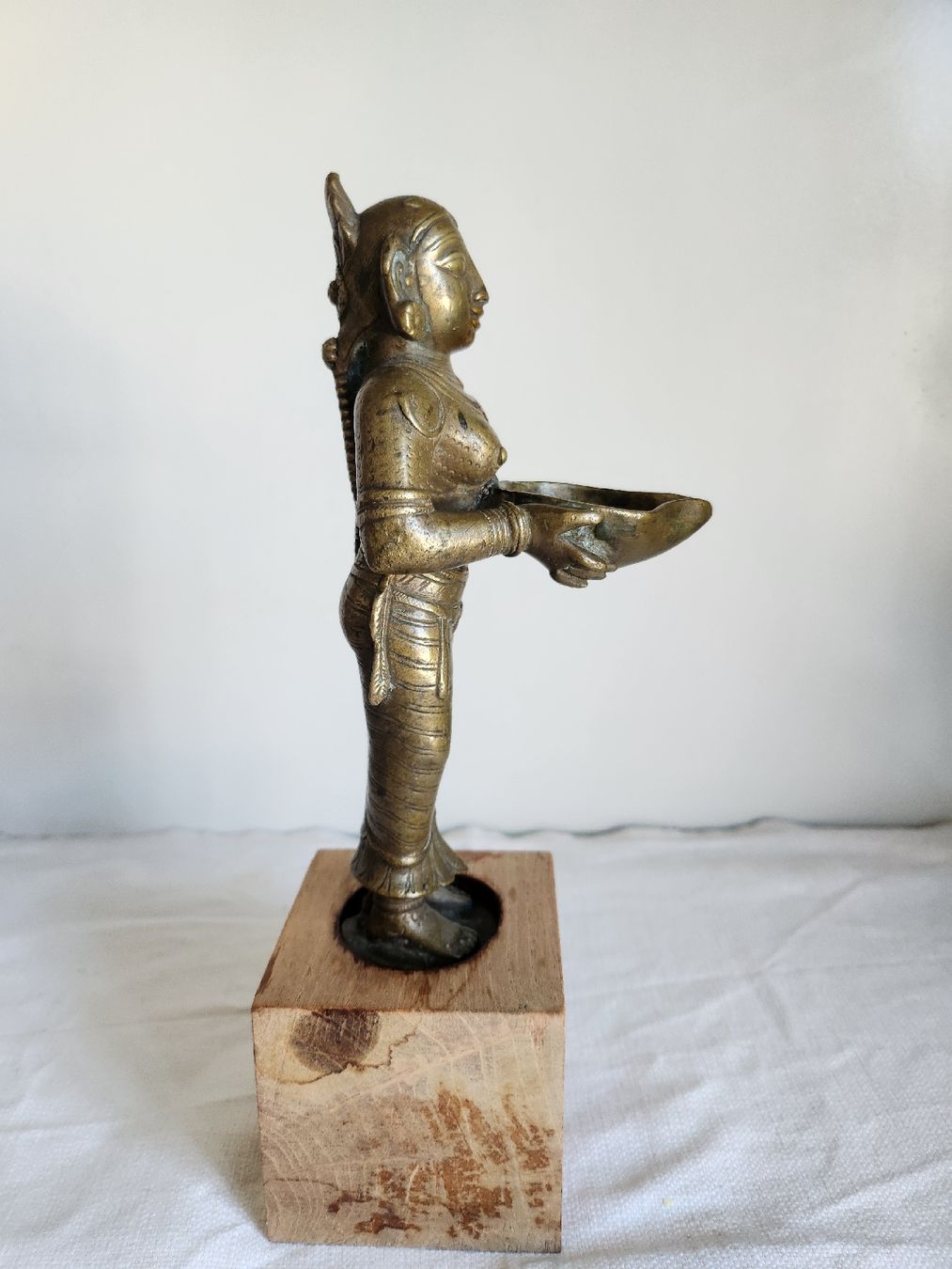 Statuette: Alte indische Tempeldienerin Devata Figur mit Räucherschale – Usato da Zürich venduto da BAENZERINO 3