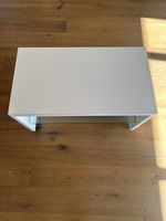 Weisser Couchtisch / Salontisch mit Glasablage und Rollen