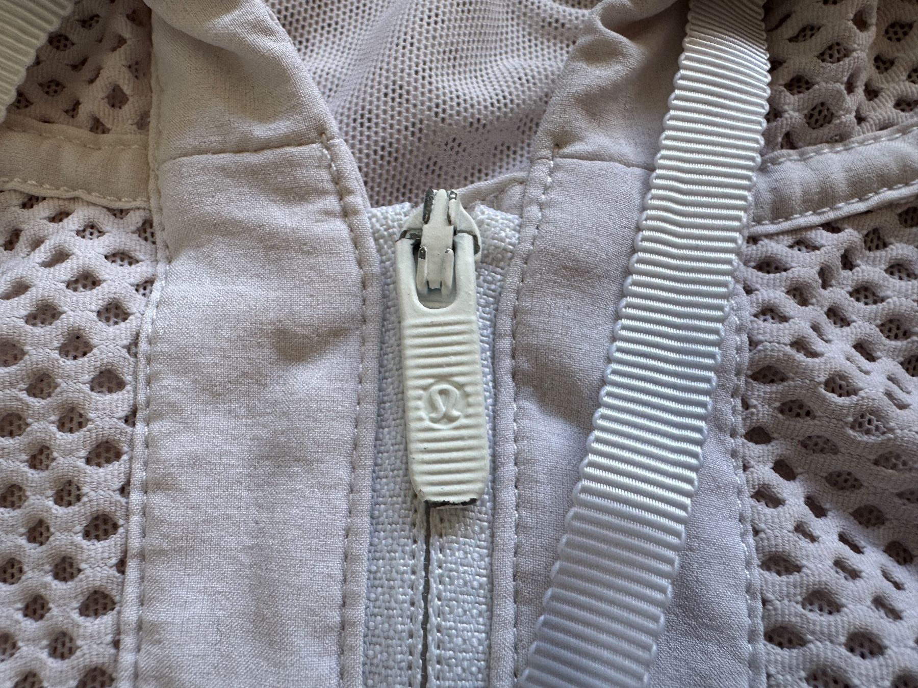 Lululemon Giacche: Lululemon mesh on mesh jacket Women Sz M – Usato da Neuchâtel venduto da _Easy_to_Find_ 1