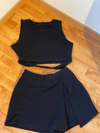 Ensemble noir tout neuf - top court et jupe, taille XL