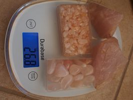 5. lot de quartz rose 2 pierres bruts et 2 boites env 750 g