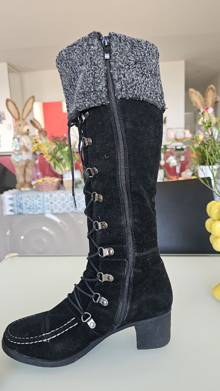 Scarpe per cavalli: Bottes en daim ornées d'un cordon décoratif sur le devant. – Usato da Nax venduto da mojy 4