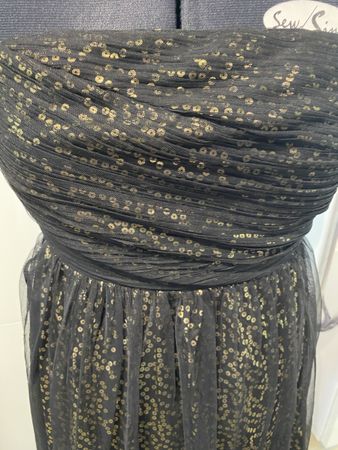 Trägerloses Kleid Gr. 42 schwarz Paillettenoptik neuwertig