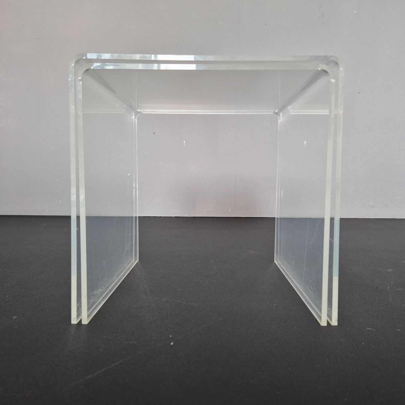 Tische: 2er Plexiglas Acryl Tisch Blumenhocker Beistelltisch Table – Gebraucht aus Nottwil von Wondewa-Shop 7