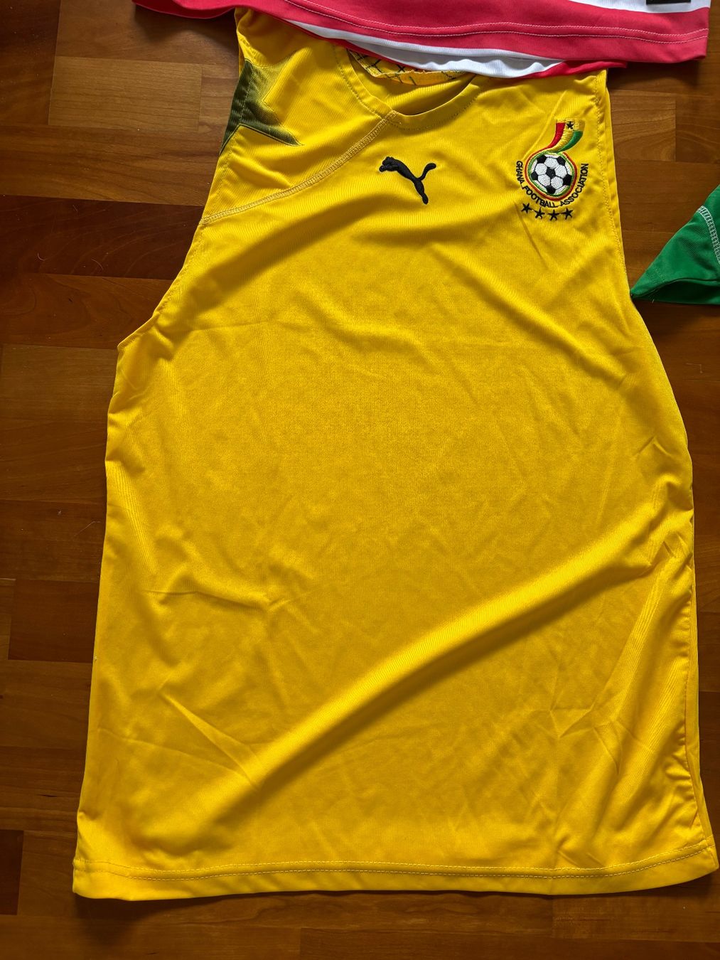 Canottiere & Pantaloni: 4 Fussballtrikots zum Verkleiden oder Feiern – Usato da Gebenstorf venduto da scahapa 5