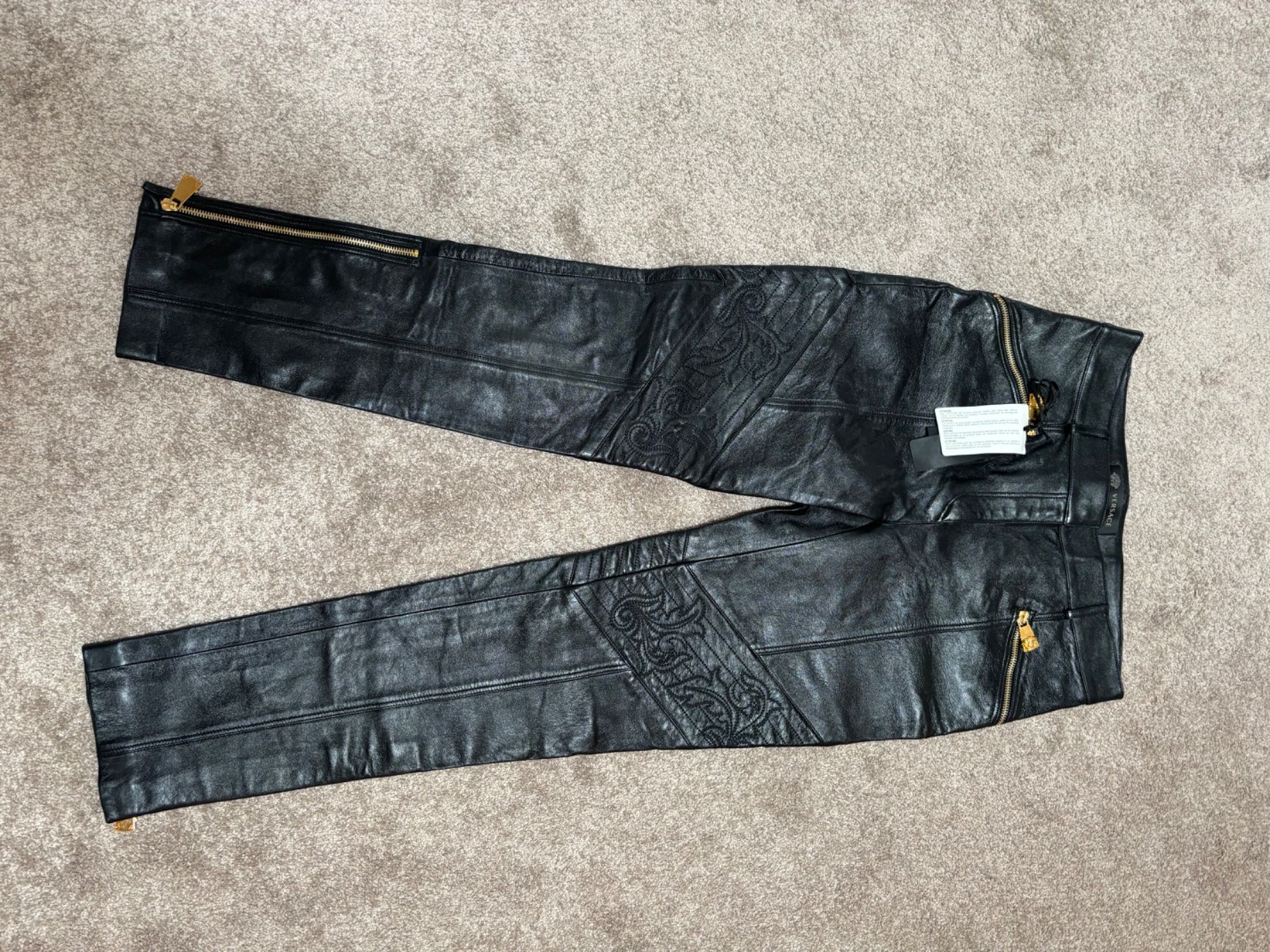 Versace Pantaloni: Versace Lederhose, neu, Gr.IT 42 – Nuovo (secondo la descrizione) da Zürich venduto da fab.gr
