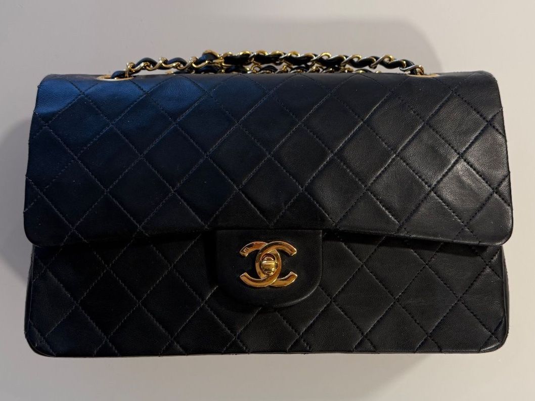Chanel Borse da donna: Chanel Classic Double Flap Medium Black Lambskin Gold – Usato da Winterthur venduto da Hooliwar 2