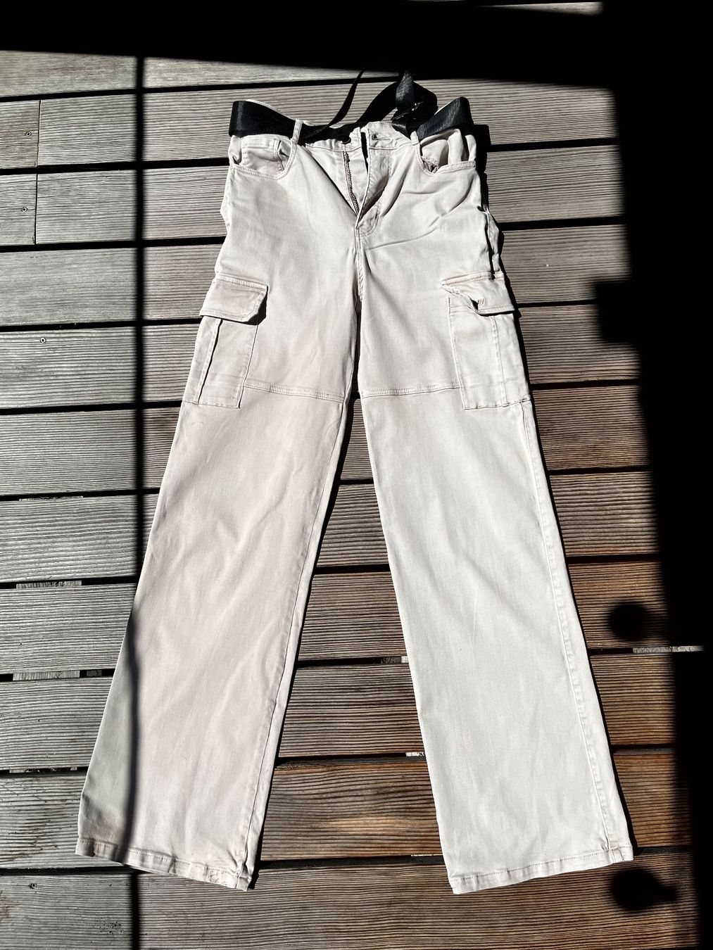 Pantalons: Cargohosen beige Grösse 34 mit Gurt – D'occasion à Gommiswald par RiLiMa