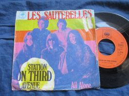 Les Sauterelles : Station In Third Avenue