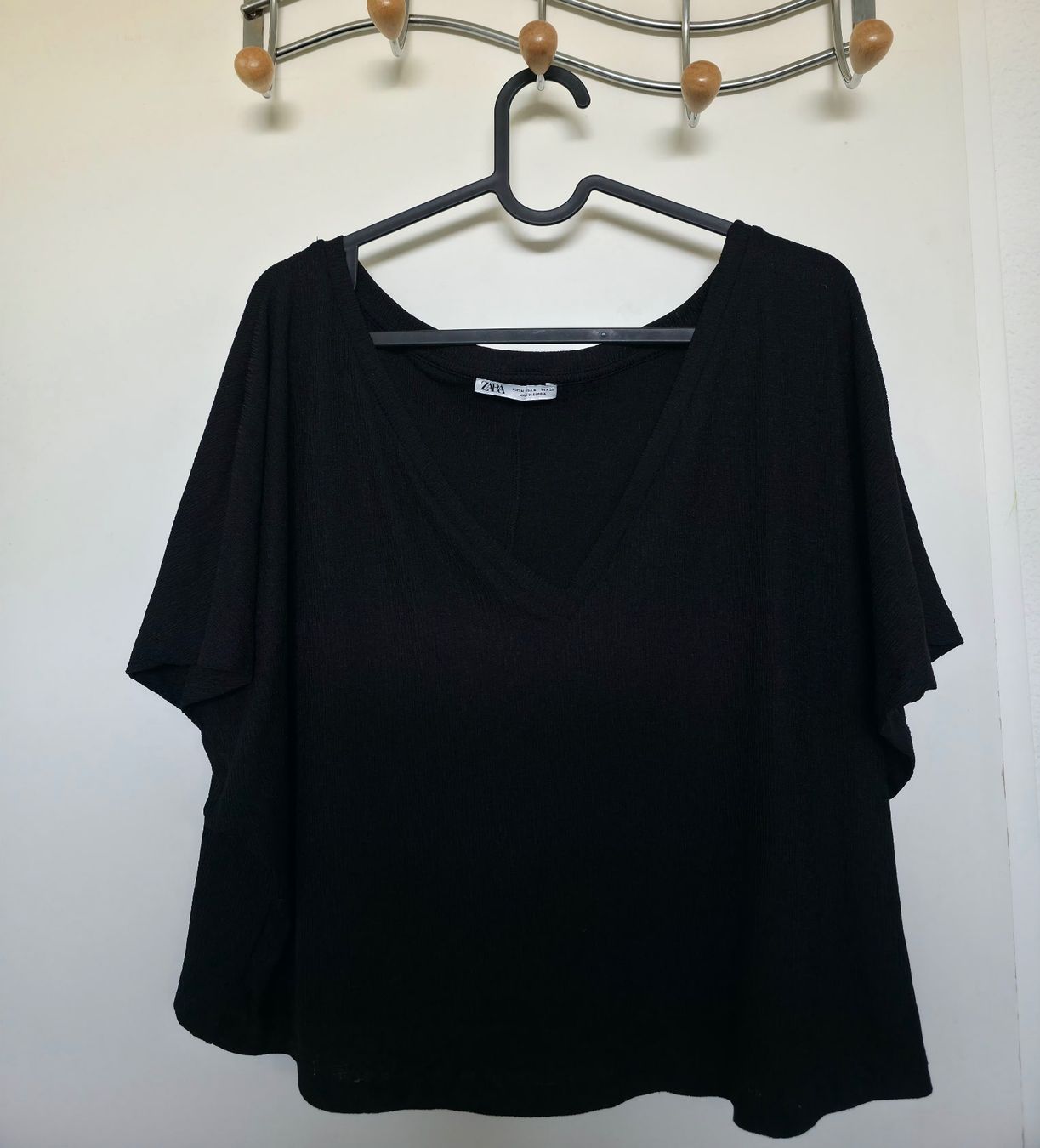 Zara Top: Dropped Shoulder V-Neck Top – Usato da Hombrechtikon venduto da moonwaterqueen