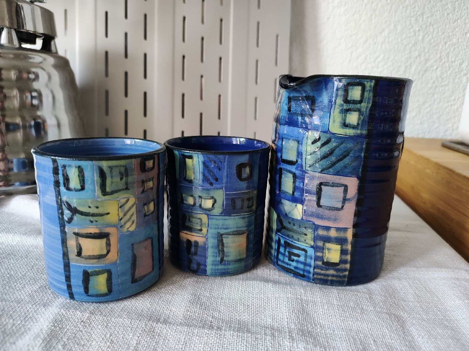 Tassen: Handgemachtes Keramik-Set: 2 Tassen & Milchkännchen – Gebraucht aus Bern von ElisaMag