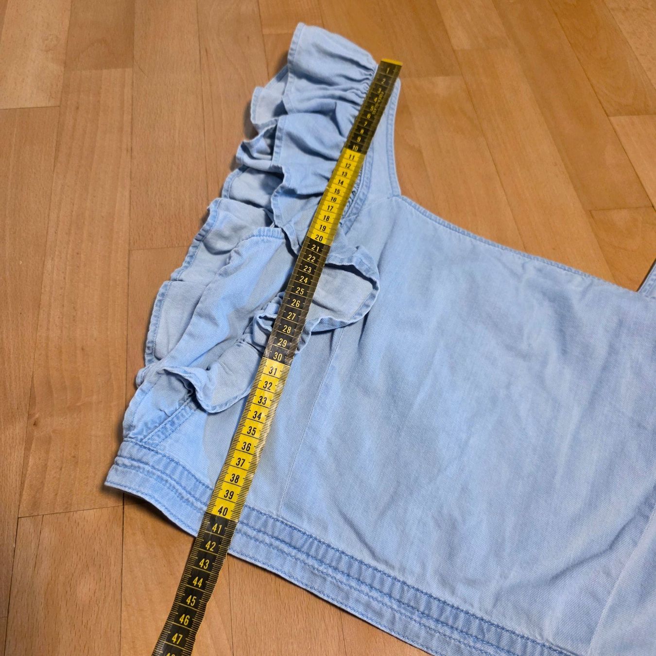 Na-kd Top: NA-KD Top 38/40 hellblau Denim Rüschen – Usato da Wald ZH venduto da CapLux 5