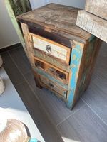Nachttisch aus recyceltem Altholz