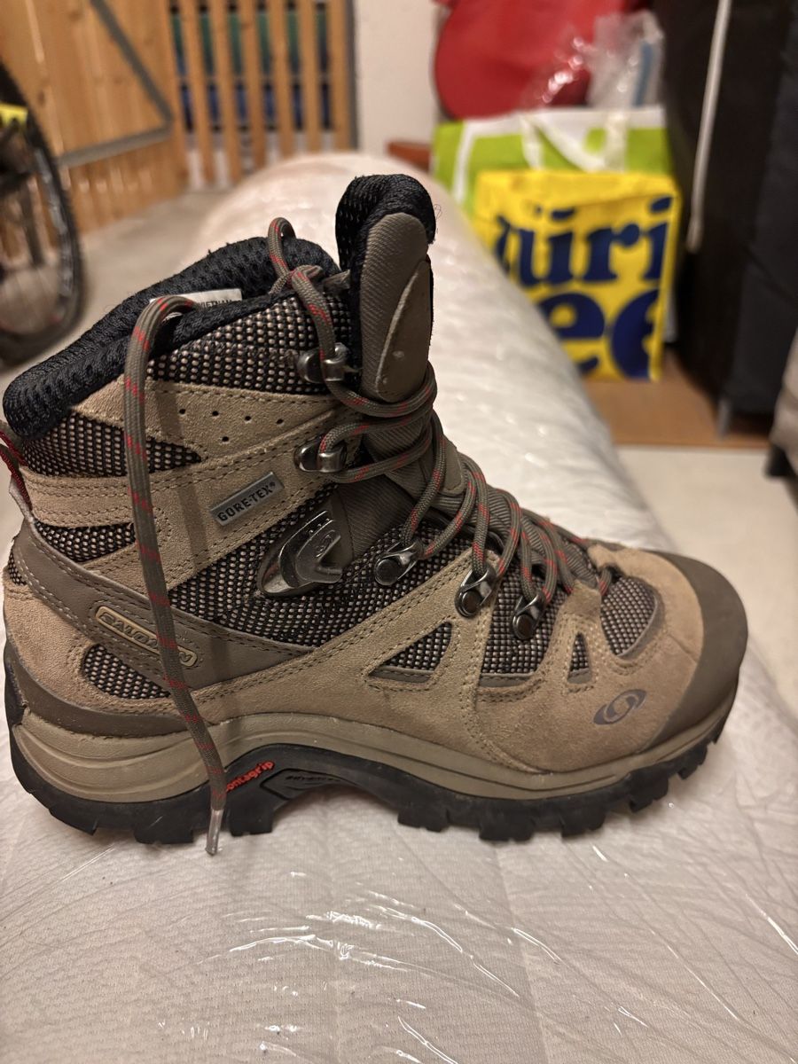 Damenschuhe: Salomon Gore-Tex Hiking Boots, EU 36 2/3 – Gebraucht aus Zürich von Sonikasantos