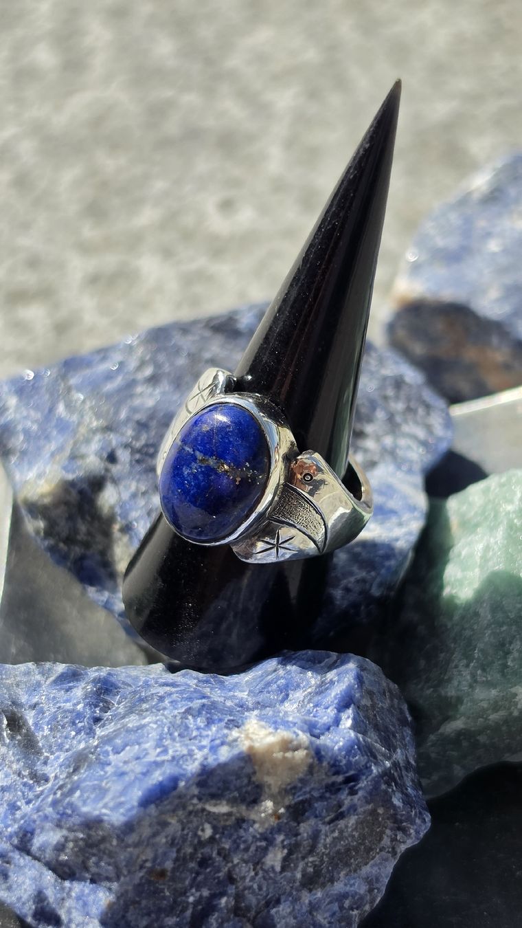 Anelli: Handmade Silberring mit Lapislazuli Stein Design graviert  – Nuovo e nell'imballaggio originale da Fislisbach venduto da Eye-Arts 8